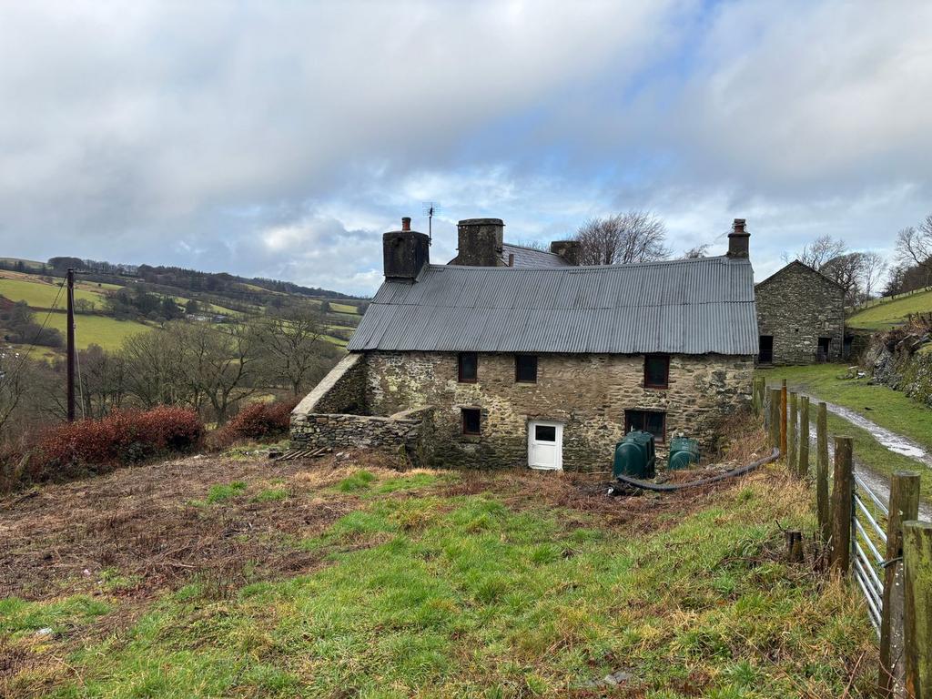 House in Cellan, Tafnardy, Llanfair Clydogau - View 5