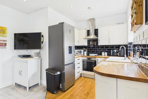 2 bedroom flat for sale, Downs Road, Coulsdon CR5