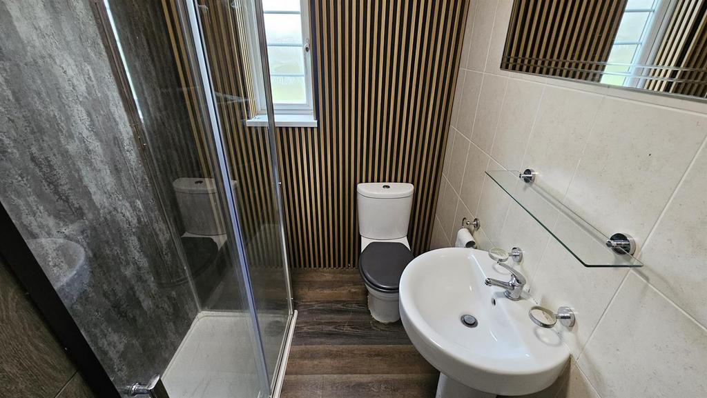 40 RG- Bathroom.jpeg