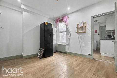 3 bedroom terraced house to rent, Constitution Road, CHATHAM