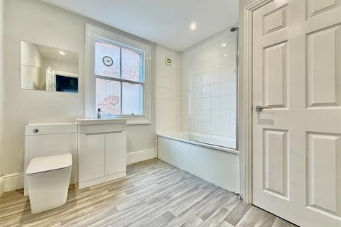 3 bedroom apartment to rent, Upper Square, Isleworth TW7
