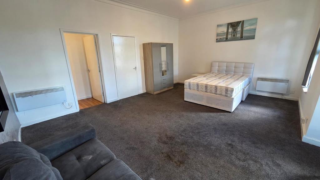 Bright, spacious furnished double bedroom with ...