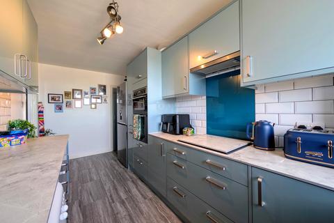 2 bedroom apartment for sale, West Parade, Worthing