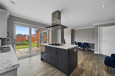 3 bedroom semi-detached house for sale, The Avenue, Lawford Green