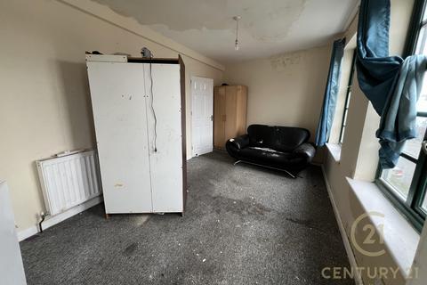 4 bedroom flat to rent - Central Parade, HOUNSLOW TW5