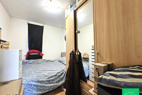 2 bedroom flat to rent, 25 Simms Gardens, N2 8