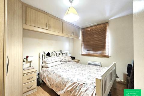 2 bedroom flat to rent, 25 Simms Gardens, N2 8