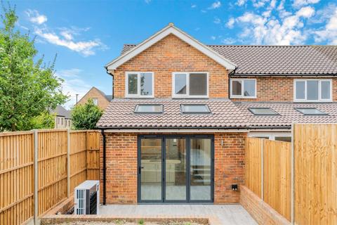 2 bedroom house to rent, Portland Drive, Merstham RH1
