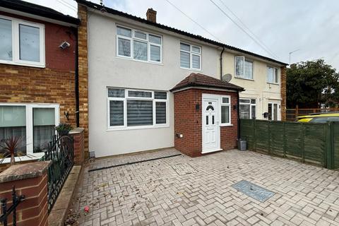 3 bedroom house to rent, Doddsfield Road, Slough, SL2