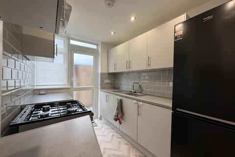 3 bedroom house to rent, Doddsfield Road, Slough, SL2