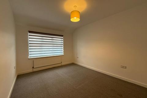 3 bedroom house to rent, Doddsfield Road, Slough, SL2