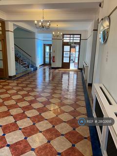 Studio to rent, Kings Court, London, W6