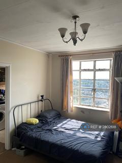 Studio to rent, Kings Court, London, W6