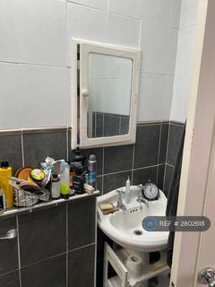 Studio to rent, Kings Court, London, W6
