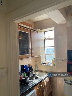 Studio to rent, Kings Court, London, W6