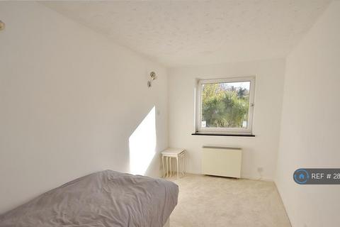 2 bedroom flat to rent, Woodhaven Gardens, Barkingside, IG6