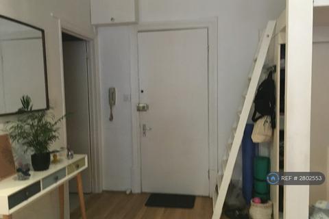 Studio to rent, Glenloch Road, London, NW3