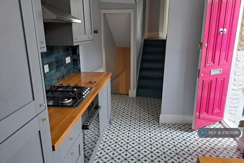 3 bedroom maisonette to rent, A, London, N16