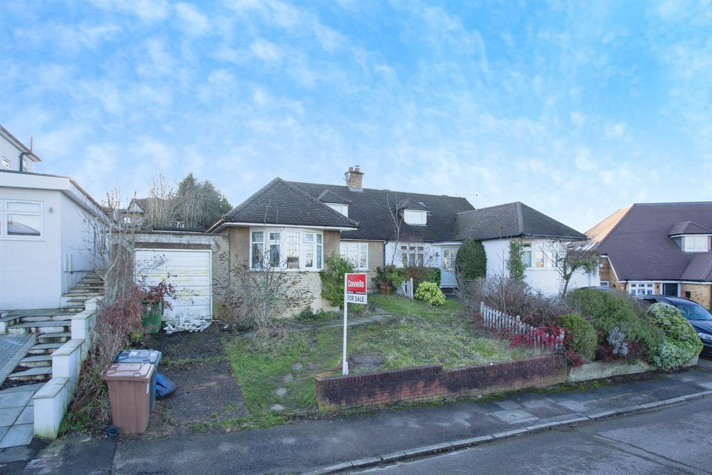 Detached house exterior, driveway