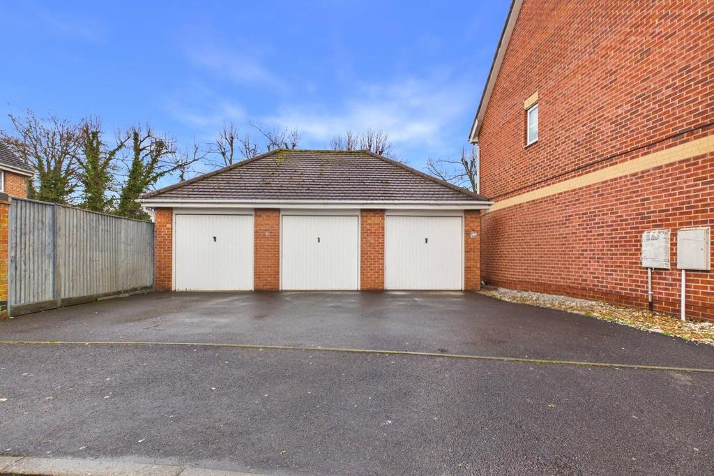 Garage (Right Side)