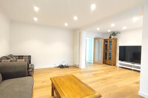 4 bedroom house to rent, Malvern Way