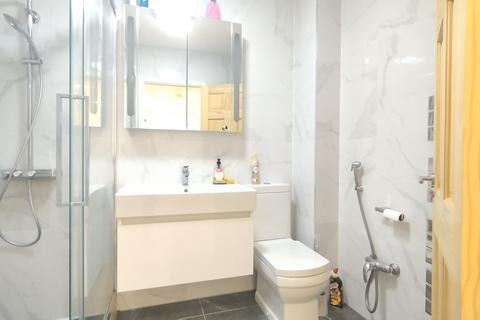 4 bedroom house to rent, Malvern Way