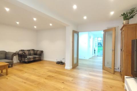 4 bedroom house to rent, Malvern Way