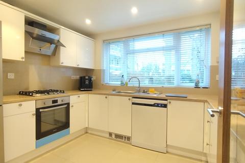 4 bedroom house to rent, Malvern Way
