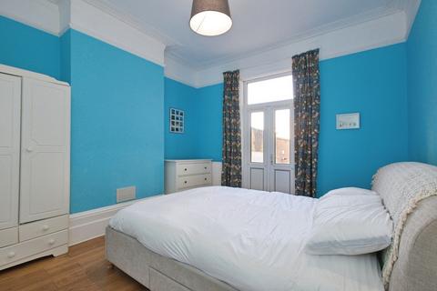 2 bedroom flat for sale, Plumstead Common Road, London, SE18