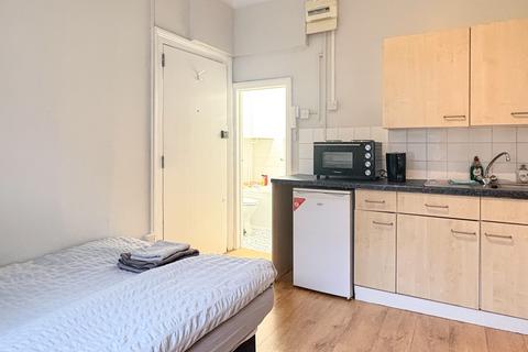 Studio to rent, Gloucester Place, London NW1