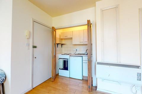 Studio to rent, Park Avenue, London NW2