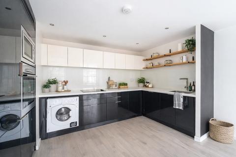 2 bedroom ground floor maisonette to rent, Hornsey Road, Holloway, London