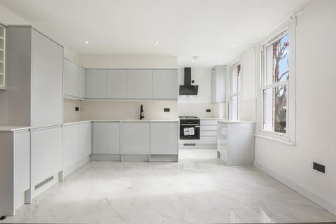 3 bedroom apartment to rent, Grosvenor Avenue, Carshalton SM5