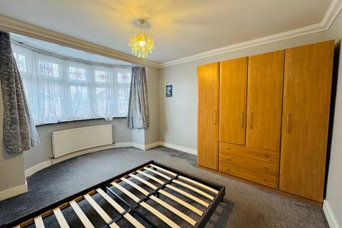 4 bedroom terraced house to rent, No Deposit Option, Havering Gardens, RM6