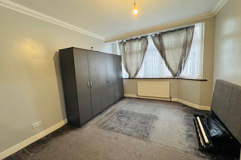 4 bedroom terraced house to rent, No Deposit Option, Havering Gardens, RM6