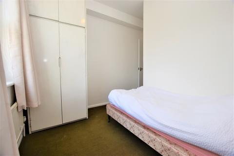 2 bedroom flat to rent, Knatchbull Road London SE5