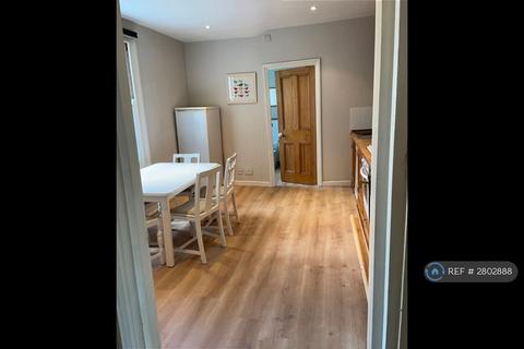 3 bedroom terraced house to rent, Coliston Road, London, SW18