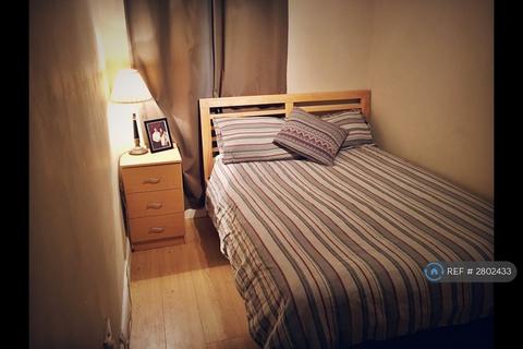 3 bedroom flat to rent, Charles Rowan House, London, WC1X