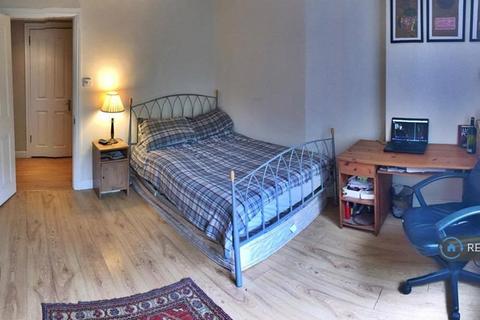 3 bedroom flat to rent, Charles Rowan House, London, WC1X