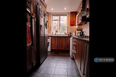 3 bedroom flat to rent, Charles Rowan House, London, WC1X