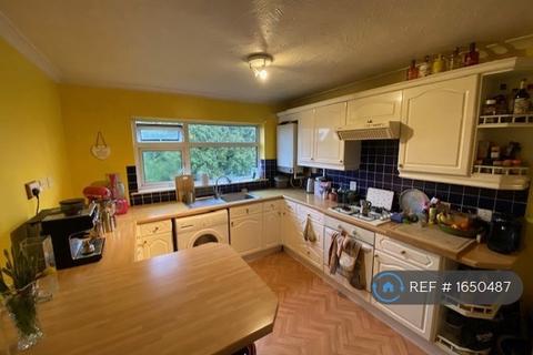 3 bedroom flat to rent, Coulsdon Road, Caterham, CR3