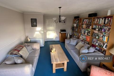 3 bedroom flat to rent, Coulsdon Road, Caterham, CR3
