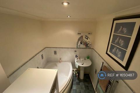 3 bedroom flat to rent, Coulsdon Road, Caterham, CR3