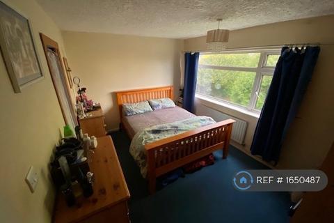 3 bedroom flat to rent, Coulsdon Road, Caterham, CR3