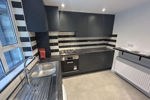 2 bedroom apartment to rent, Tollgate Gardens, London