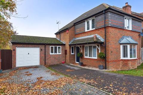 3 bedroom detached house to rent, Foxs Furlong, Basingstoke RG24