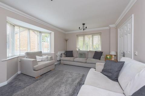 3 bedroom detached house to rent, Foxs Furlong, Basingstoke RG24
