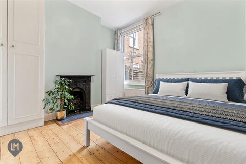 2 bedroom maisonette to rent, Astonville Street, London