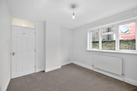 2 bedroom property to rent, Waverley Road, Southsea