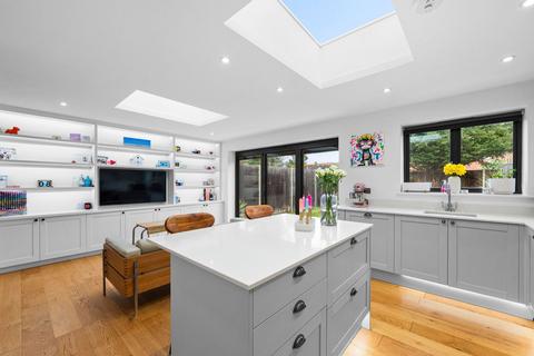 3 bedroom end of terrace house for sale, Acres Gardens, Tadworth KT20